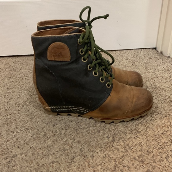 Sorel grey tan Joan of Artic lace up wedge boots sz 10 - Picture 3 of 6